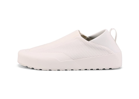 Un style classique et sportif ajoute plus de confort à la tenue détendue.