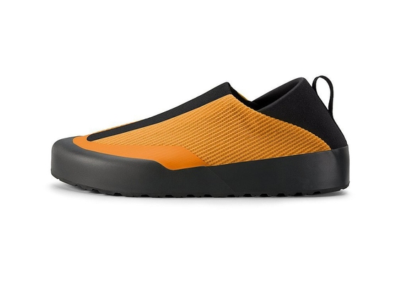 Un style classique et sportif ajoute plus de confort à la tenue détendue.