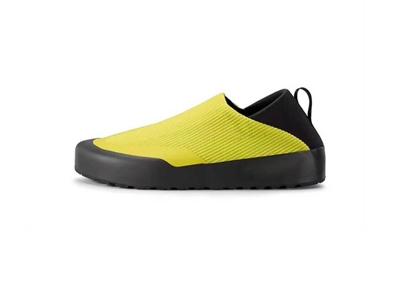 Un style classique et sportif ajoute plus de confort à la tenue détendue.