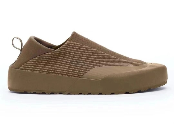 Un style classique et sportif ajoute plus de confort à la tenue détendue.