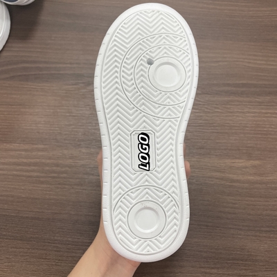 Des semelles personnalisées pour le développement sain des pieds