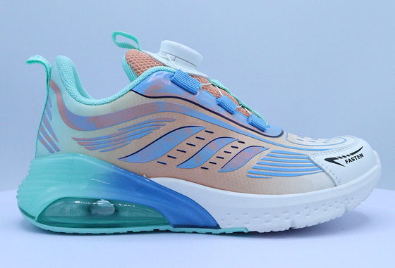 Des chaussures pour enfants élégantes et personnalisables avec des lumières intégrées