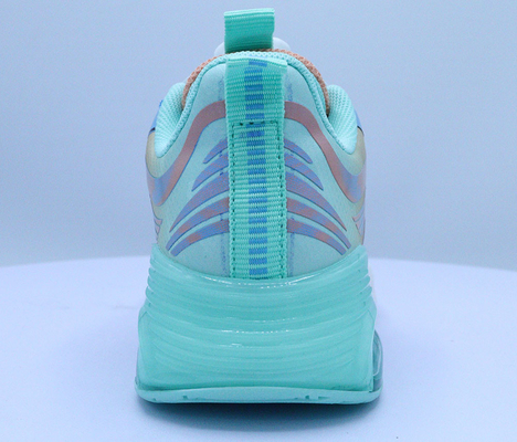 Des chaussures pour enfants élégantes et personnalisables avec des lumières intégrées