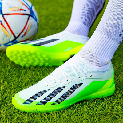 Chaussures de football bas de gamme pour les étudiants avec des épingles longues et courtes design unique chaussures d'entraînement de compétition de gazon artificiel