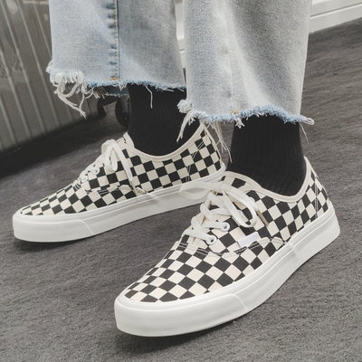 2024 Printemps automne Nouveaux baskets à bas dessus chaussures à la mode polyvalent couple chaussures décontractées chaussures d'étudiant chaussures de toile chaussures d'homme