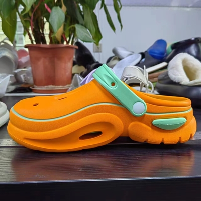 Des pantoufles personnalisées en EVA de couleur pumkim.