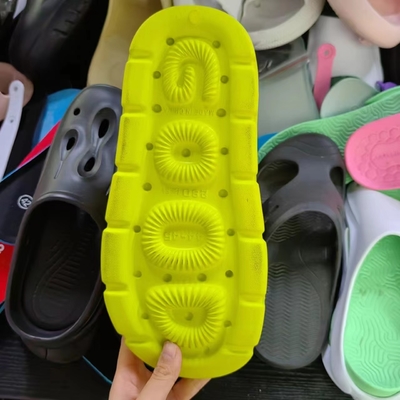 Des pantoufles personnalisées en EVA de couleur pumkim.