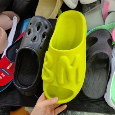 Des pantoufles personnalisées en EVA de couleur pumkim.