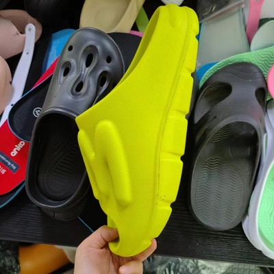 Des pantoufles personnalisées en EVA de couleur pumkim.