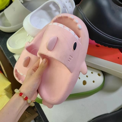 Des pantoufles personnalisées en EVA de couleur pumkim.